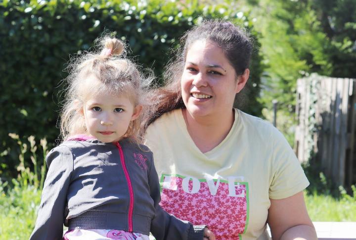 Spielgruppenleiterin Vanessa Kuhn mit ihrer dreijährigen Tochter Yara. Fotos: isp
