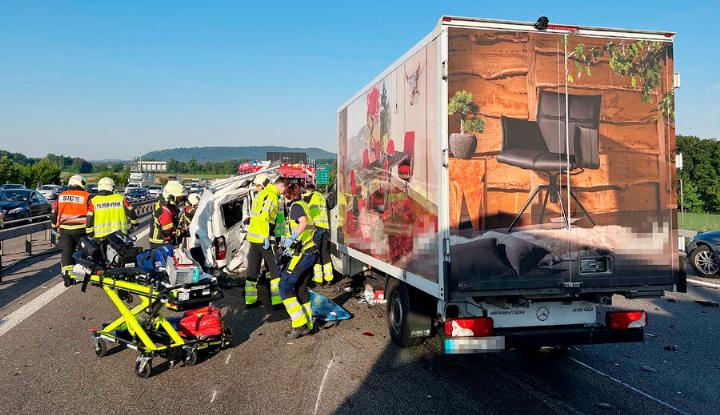 Eine Person war in ihrem Fahrzeug eingeklemmt und musste von der Feuerwehr befreit werden. Fotos: Kapo Aargau