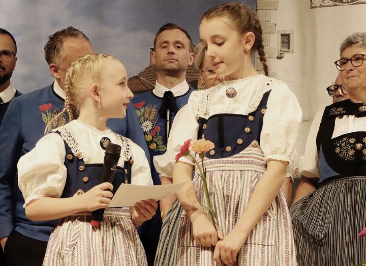 Die Nachwuchs-Moderatorinnen Annalena und Louisa (v. l.) waren die Lieblinge des Publikums. Sie überzeugten mit Witz und Charme.