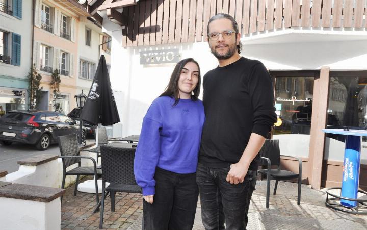Parishad und Saeid vom Restaurant Vivio verfolgen derzeit minütlich die Nachrichten aus dem Iran, wo der Krieg tobt. Seit einer Woche haben sie von ihren Familien in Teheran nichts gehört. Foto: ml