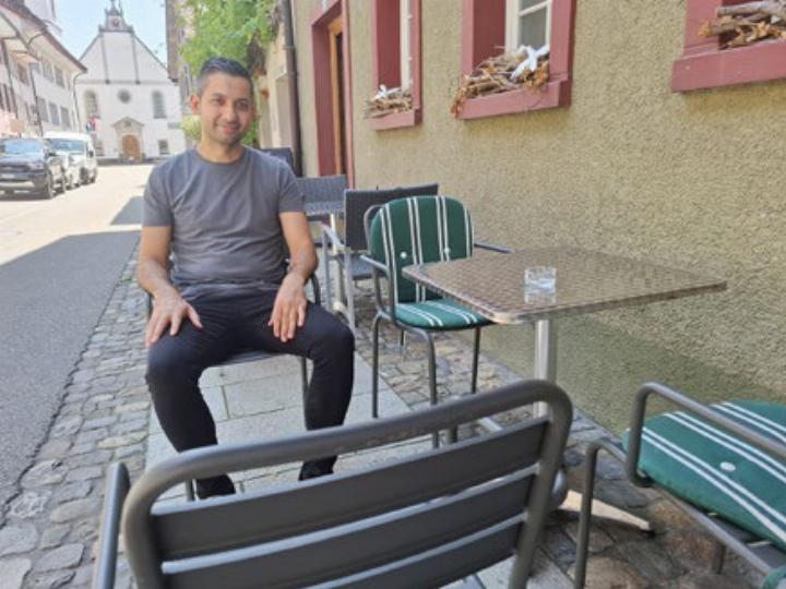 Wirt Akaras vermisst Tisch. Foto: zVg