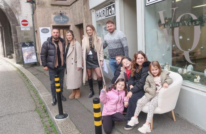 Im Februar hat der Coiffeursalon Hairlich aufgemacht. Er wird von der Inhaberin Vjollca Quarri (oben, 2. v. r.) betrieben. Hier posieren sie und ihre Kollegin Kosovare Bajrami mit ihren Ehemännern und den Kindern. Fotos: mbe