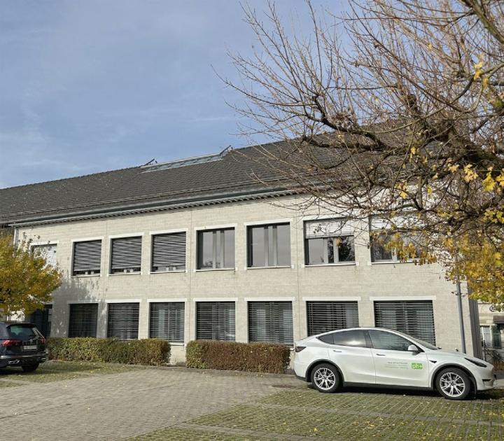 Auf dem Dach des Gemeindehauses (Bild) und des Schulhauses sind Photovoltaikanlagen geplant. Sie sollen Strom für den Eigenbedarf liefern. Foto: dg Auf dem Dach des Gemeindehauses (Bild) und des Schulhauses sind Photovoltaikanlagen geplant. Sie sollen Strom für den Eigenbedarf liefern. Foto: dg