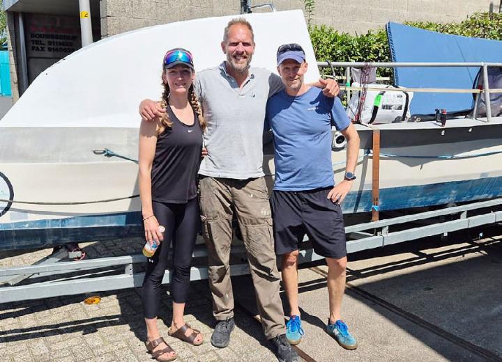 Manuela Wettstein (l.) und Pascal Bircher (r.) mit Bootsbauer Mark Slats. Foto: zVg