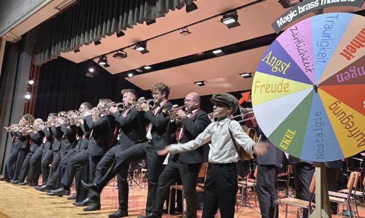 Das Ensemble de Cuivres Valaisan spielt fröhlich das erste Stück – denn ihre «Magic brass machine» (r.) blieb nach einem schwungvollen Dreh bei «Freude» stehen. Die Idee und ihr Auftritt bringen den Wallisern den Sieg. Fotos: hhs