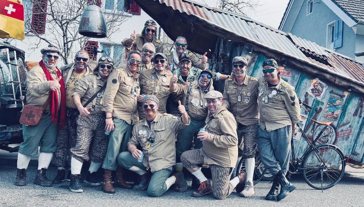 «I 7 Täg om d’Wält» war das Motto an der Fasnacht 2025. Von links: Thomas Scheffler «Schefi», Roger Theiler, Stefan Kälin «Chäli», Ivan Stulz «Ivi», Marcel Godat «Präsi», Walter Meier «Walti», Thomas Mürset «Mürsi», Patrick Gutjahr «Gudi», Thomas Birchmeier «Birchi», Daniel Müller «Zufi-Dani», Rico Zehner, Roland Schürmann «Schürmi», Kai Pasquier, Sascha Bärtschi «Saschi».