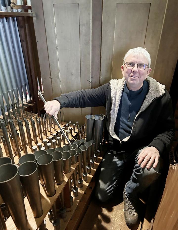 Matthias Künzler stimmt die Pfeifen der Wohlenschwiler Orgel. Foto: hhs