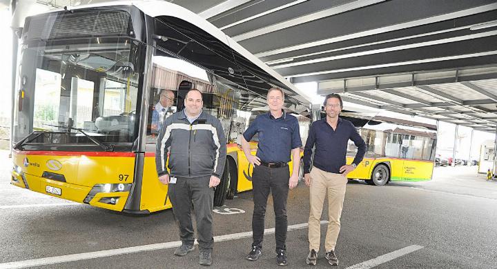 Fabian Meier, Leiter Betrieb, bei der Steffen Bus AG, mit den Inhabern Adrian und Dominik Steffen (v. l.) vor einem der brandneuen Elektro-Gelenkbusse. Seit zwei Wochen sind die ersten acht E-Busse auf den Linien unterwegs. Bis Anfang April sollen 50 Prozent der Flotte elektrifiziert werden. Äusserlich erkennt man nur an dem höheren Aufbau, dass es sich um E-Fahrzeuge handelt, denn die Batterien sind auf dem Dach verbaut. Fotos: ml