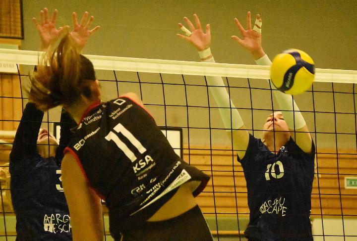 Geblockt: Sarah Gähwiler (Nr. 10) und Jasmina Saxer (Nr. 3) blocken einen Aarauer Angriff. Fotos: bn