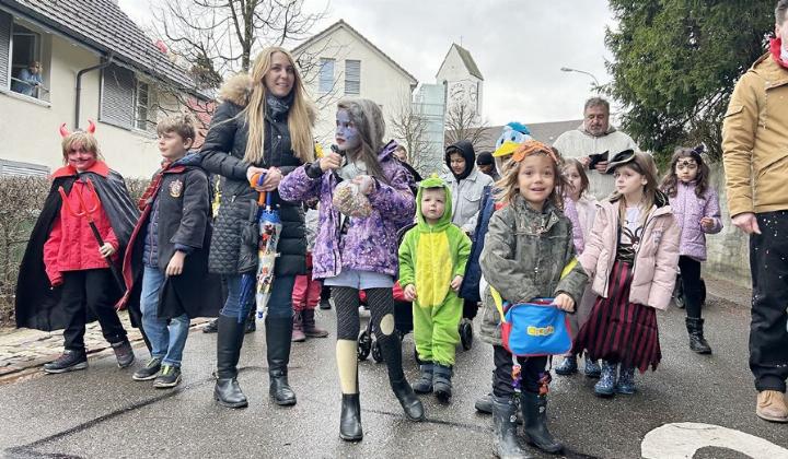 Der fröhliche Fasnachtsumzug führte vom Familientreff über den Chileweg.