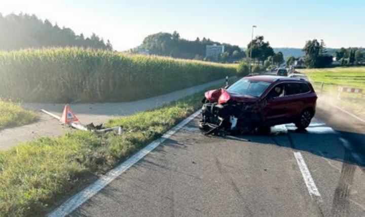 Eines der beiden Unfallautos in Niederrohrdorf. Bild: Kapo