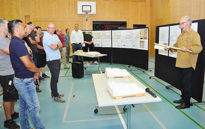 Zahlreiche Interessierte kamen zur Präsentation. Daniel Zehnder (r.), beratender Architekt und Jurypräsident, stellte Vor- und Nachteile der Projekte vor, die es in die engere Auswahl des Wettbewerbs geschafft hatten. Fotos: ml