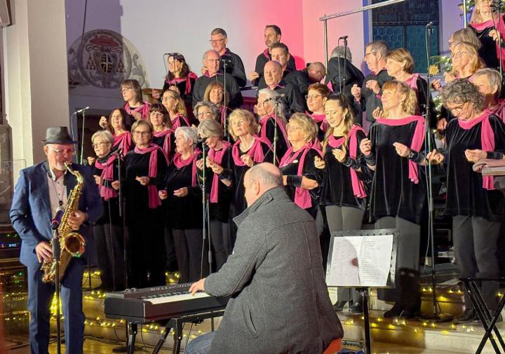 Der Chor «Voices of Joy» begeisterte in Mellingen mit einem Gospelkonzert zum 25-Jahre-Jubiläum und überzeugte mit starken Stimmen und spürbarer Freude am Singen. Links Chorleiter Roberto Caranci am Saxofon. Fotos: isp