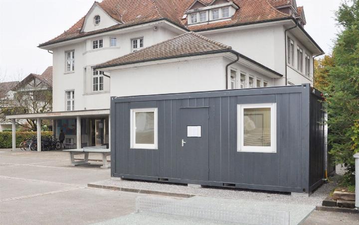 Eine «Luxus-Lösung» sind die beiden ausgebauten Container nicht. Dafür ist der Standort auf dem unteren Pausenplatz perfekt. Aktuell wird der Treff innen noch gemütlich gemacht, bevor der Betrieb im November startet. Foto: ml