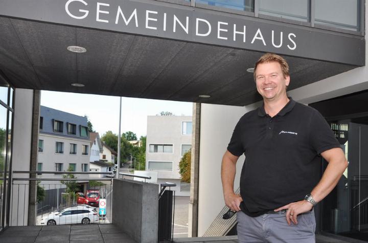 FDP-Ortspräsident Pascal Mettauer will Kandidierende ermuntern, sich für den Gemeinderat zur Wahl zu stellen – ob mit oder ohne Parteibuch. Foto: ml