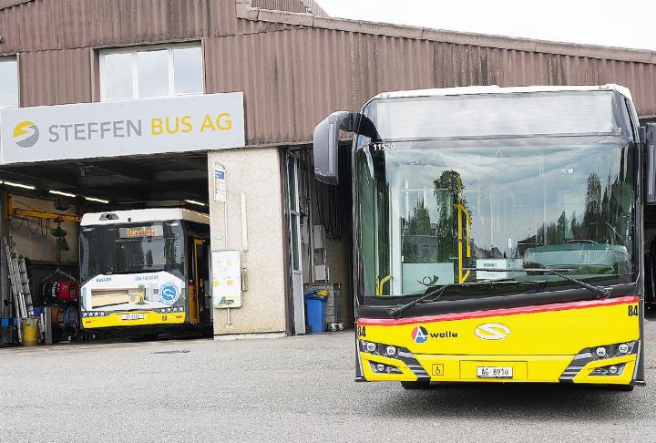 Die Postautos in der «Reussbote»-Region lässt unter anderem die Steffen Bus AG in Remetschwil fahren. Auf dem Bild sieht man die Garage, wo die Postautos jeweils starten und nachts wieder abgestellt werden. Foto: zVg