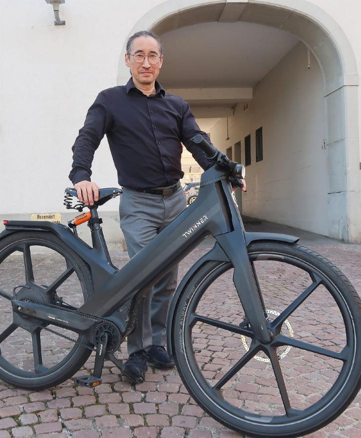 Keine Schleichwerbung: Der «Reussbote» bat Marcus Hsu mit seinem E-Bike zu posieren, mit dem er von Bonstetten nach Mellingen fährt. Foto: mbe