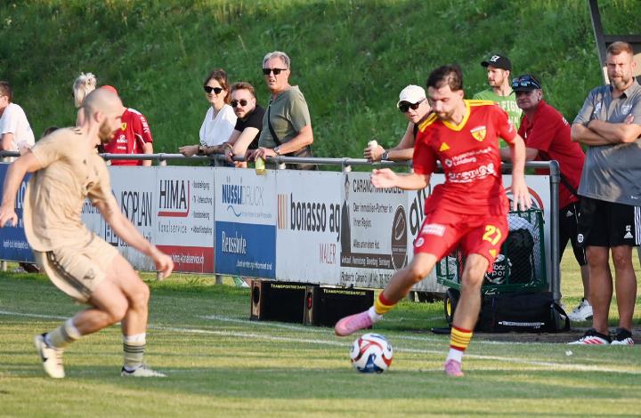 Flügelspieler Luka Ilceski (rechts, am Ball) war die erste Halbzeit lang der überragende Mann auf dem Platz. Foto: sl