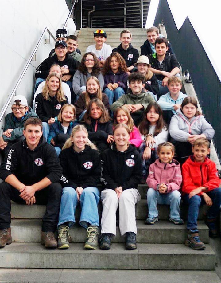 Die Jubla Mellingen mit den teilnehmenden Kindern und den Leitungs personen am Bahnhof Heitersberg. Sie reisten alle ins Herbstlager. Foto: zVg