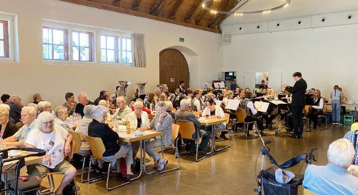 Die Harmoniemusik spielte den Jubilaren und den anderen Gästen ein Ständchen. Am Abend trat darüber hinaus der Musikverein Tägerig auf. Fotos: ml