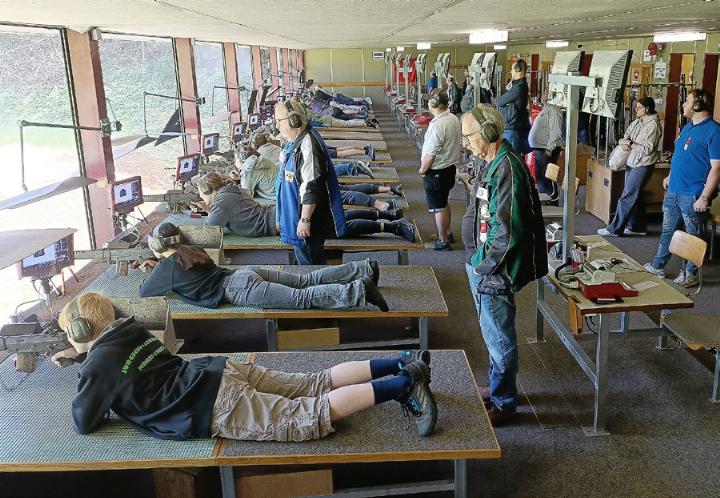 Zahlreiche Schützinnen und Schützen in der Mühlescheer. Fotos: zVg