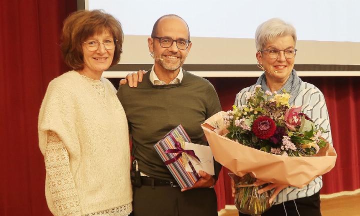 Er wurde für sein langjähriges Engagement geehrt: Reto Grunder (FDP), der Ende Jahr als Vizeammann von Niederrohrdorf zurücktritt mit seiner Frau Jacqueline (l.) und Frau Gemeindeammann Gisela Greder. Foto: mbe Er wurde für sein langjähriges Engagement geehrt: Reto Grunder (FDP), der Ende Jahr als Vizeammann von Niederrohrdorf zurücktritt mit seiner Frau Jacqueline (l.) und Frau Gemeindeammann Gisela Greder. Foto: mbe