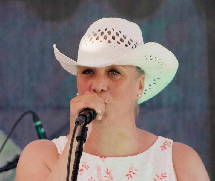 Als Sonja B. singt sie Pop-Rock- und Schlager-Musik. Sie passt das Programm der jeweiligen Show an. Fotos: zVg