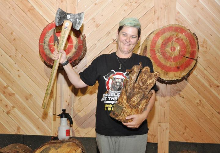 Lynn Grossniklaus im heimischen Stetten mit handgeschmiedeter Axt und «bärigem» Pokal für den 1. Platz im Doppelaxt-Werfen der Frauen. Foto: ml