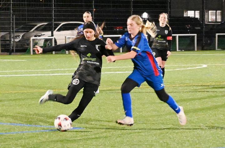 Die FC-Niederwil-Frauen (l.) taten sich gegen Aegeri schwer. Foto: sl