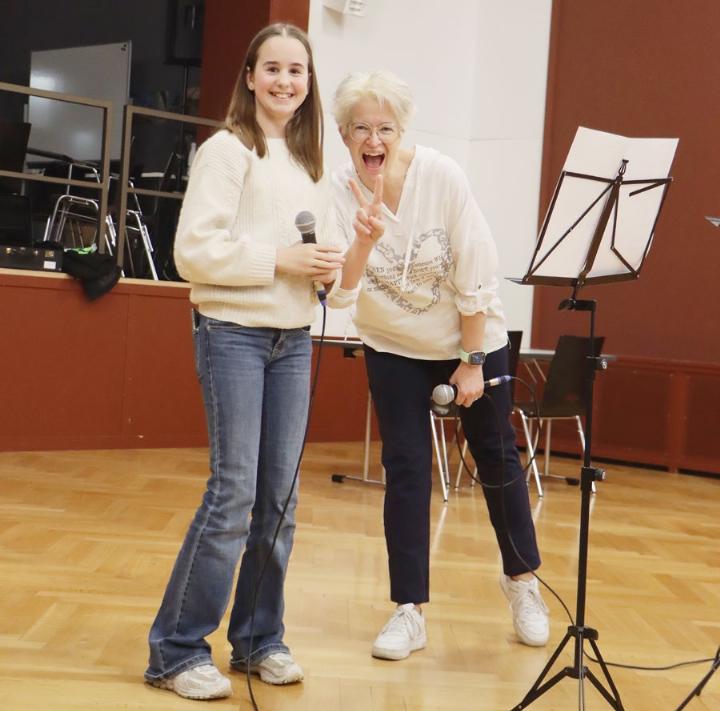 Schlagersängerin Monique (rechts) und Simona Blunschi (links) sorgen für gesangliche Glanzpunkte beim Konzert. Bei der Probe war auch Spass angesagt.