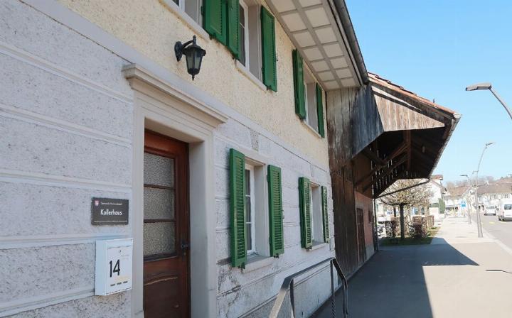 Das Kollerhaus mit der angebauten Dorfschüür. Diese soll abgerissen und durch einen ähnlich aussehenden, modernen Anbau ersetzt werden. Foto: mbe
