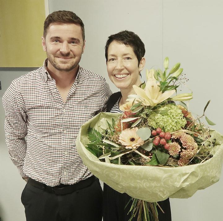 Die OK-Präsidentin der Gewerbeausstellung Mega 25, Janine Hofer, erhält für ihr grosses Engagement Blumen von Gewerbevereins-Präsidenten Dugi Ukaj.