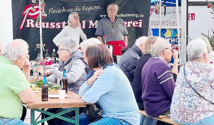 Das Weihnachtsbeizli der Reussthal-Metzgerei zog viel Publikum an, wie das Foto vom Adventsmarkt zeigt. Fotos: zVg