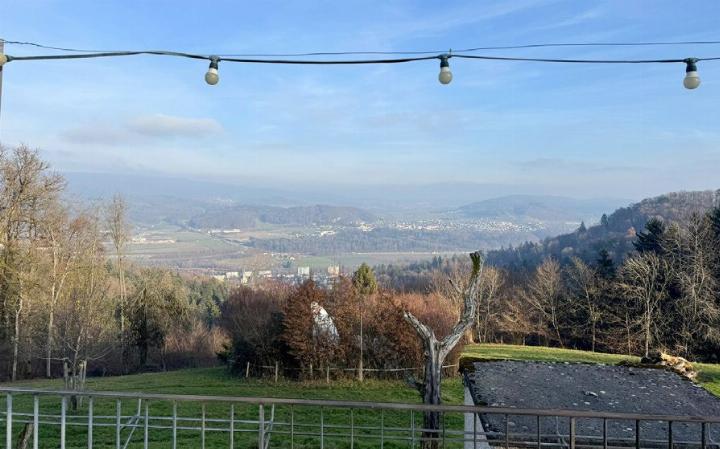 Die Aussicht von der Terrasse des Ausflugs-Restaurants Rüsler ist einmalig. Es soll im Februar unter einer neuen Führung wieder aufgehen. Fotos: zVg