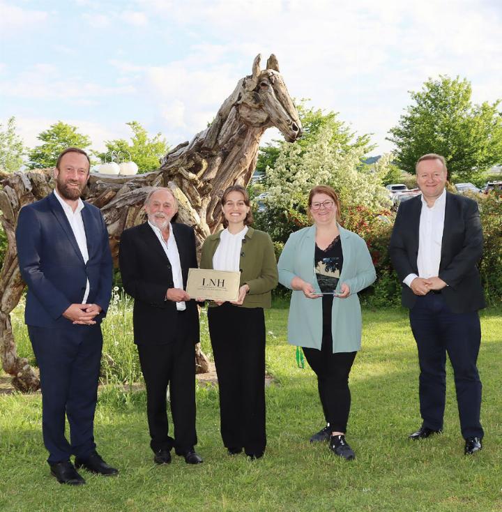 Die Übergabe der Plakete «Leading Nursing Homes» fand anlässlich der GV des Vereins Gnadenthal statt: François Muller (v. l. n. r.), Reusspark-Direktor Urs Bosisio, Franziska Held, Fabienne Diem, Paul Bannister. Foto: dg