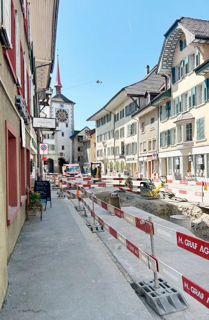Die Hauptgasse ist eine grosse Baustelle. Das schreckt die Gruppe Altstadt Mellingen nicht ab. Im Gegenteil: Sie lanciert den «First Friday» am 1. Mai und macht die Altstadt von 17 bis 21 Uhr zur Begegnungszone. Fotos: hhs, zVg