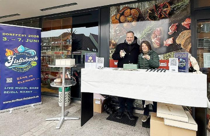 Sie gingen mit gutem Beispiel voran und verkauften Festplaketten am Dorffest-Stand vor der Chämi-Metzg: Der Co-Präsident des OK Andreas Sommer und Ursula Rothenfluh, die im OK fürs Sponsoring zuständig ist. Foto: zVg