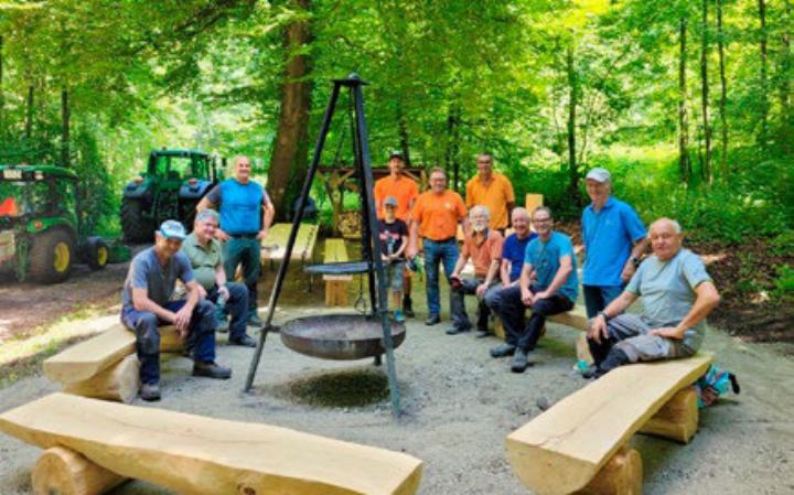 Die Helfer nach getaner Arbeit bei der erneuerten Feuerstelle. Foto: zVg