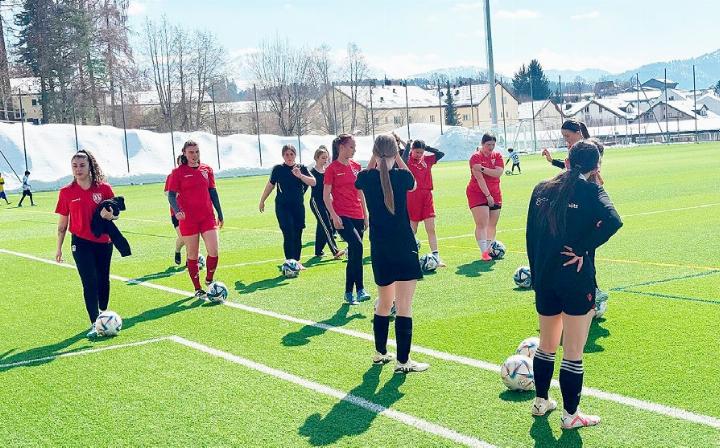 Es war eine ungewohnte Kulisse, die sich den Damen und Juniorinnen des FC Niederwil beim Trainingslager im Appenzellerland bot. Foto: zVg
