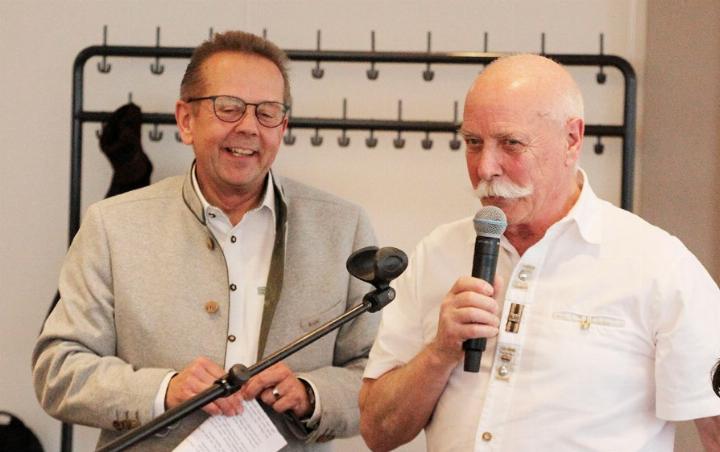 Richard Schraner (l.) wurde als Nachfolger des abtretenden VAJ-Präsidenten Rolf Suter (r.) gewählt. Beruflich ist Schraner der langjährige Leiter Finanzen der Gemeinde Fislisbach. Foto: zVg