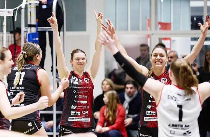 Luana Petris (Mitte) feiert nach dem Halbfinal-Sieg mit ihren Teamkolleginnen. Foto: zVg