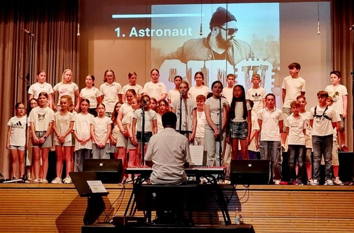 Das Schüler-Ensemble mit Sandro Oldani vorne am Elektropiano. Foto: zVg