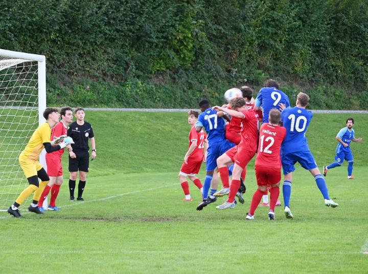Im Gewusel der 70. Minute setzt sich Patrick Bätschmann durch und holt das 2:1 für Mellingen. Foto: sl
