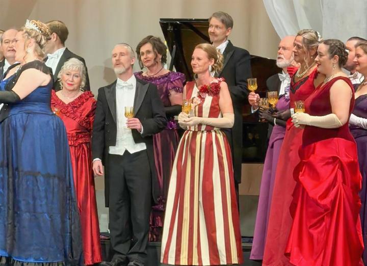 Susi Roth (Mitte) singt im Chor auf der Bühne mit.