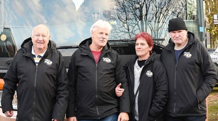 Vorfreude auf den Match: Fischbach-Göslikon-Fans vor der Abfahrt in den Schwarzwald. Fotos: zVg