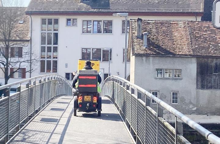 Auf dem Steg gilt momentan ein Fahrverbot. Eine Ausnahme gilt für die Post (Bild) und den Werkdienst. Foto: mbe