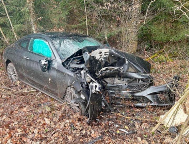 Auf der Wohlerstrasse mit dem Mercedes in Baum geprallt. Foto: zVg