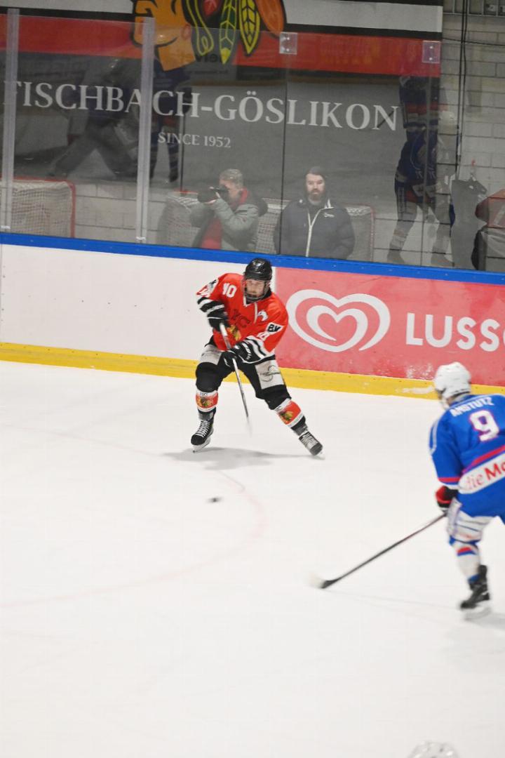Boris Neher (links am Puck) brachte vergangenen Mittwoch Fischbach- Göslikon bereits nach 1:44 Minuten in Führung. Foto: Archiv/sl