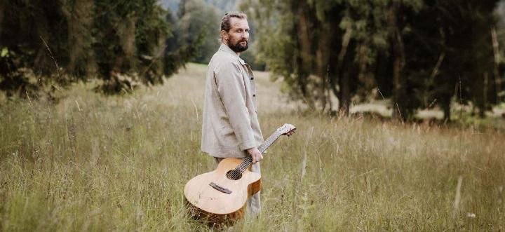 Der Schweizer Singer-Songwriter Shem Thomas hat eine grosse Fangemeinde. Am 8. Mai gibt er ein Konzert in der Alten Kirche Wohlenschwil. Foto: ©DeniseStadelmann/zVg