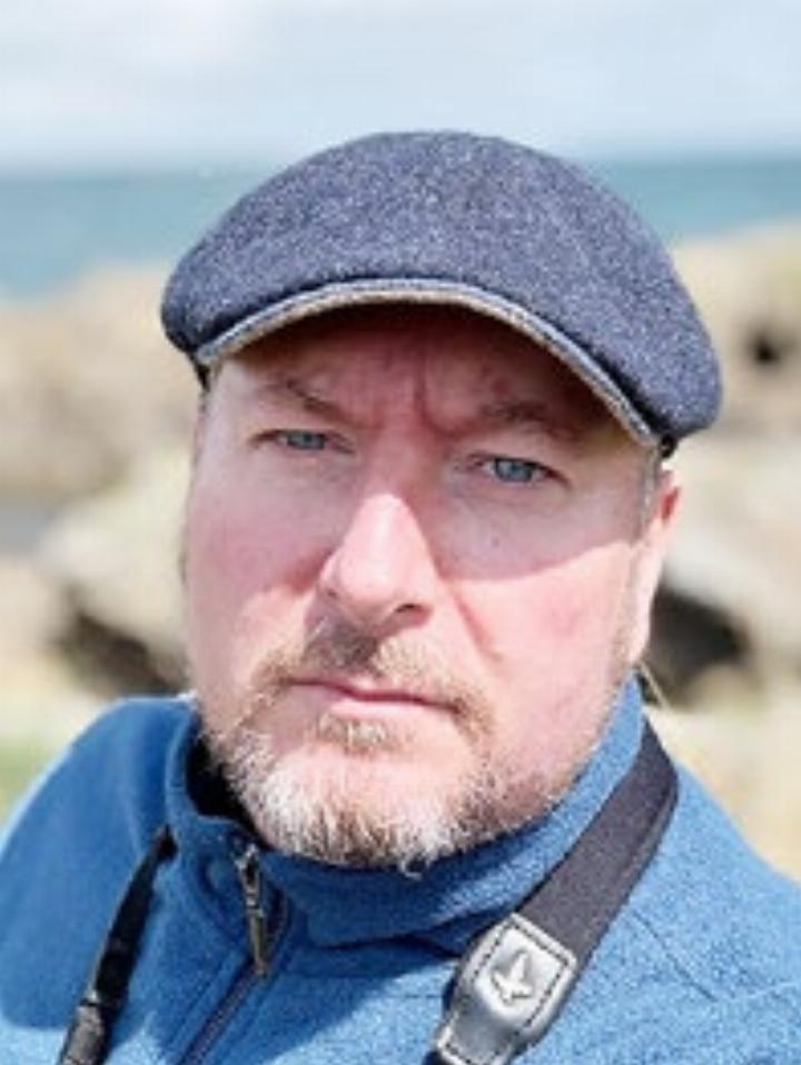 Shimeon Balmer arbeitet als Prozess Architekt bei Swisscom und amtet als Co-Präsident der Die Mitte-Ortspartei in Niederwil-Nesselnbach. Er ist ausserdem Mitglied der kantonalen Schiesskommission für die Bezirke Muri und Bremgarten.